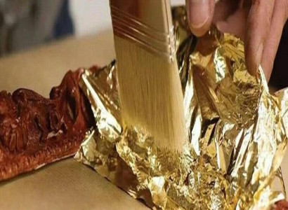 Conjunto de jantar com 4 cadeiras clássicas em 5 partes.