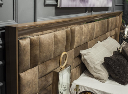 Conjunto de móveis de quarto ideal com armário, mesas de cabeceira e cama em 5 partes.