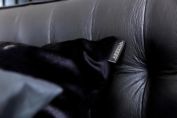 Conjunto de móveis de quarto Perfect set com cama preta e mesas de cabeceira, 8 peças.