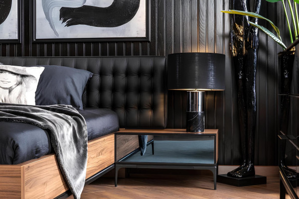 Criados-mudos pretos e marrons