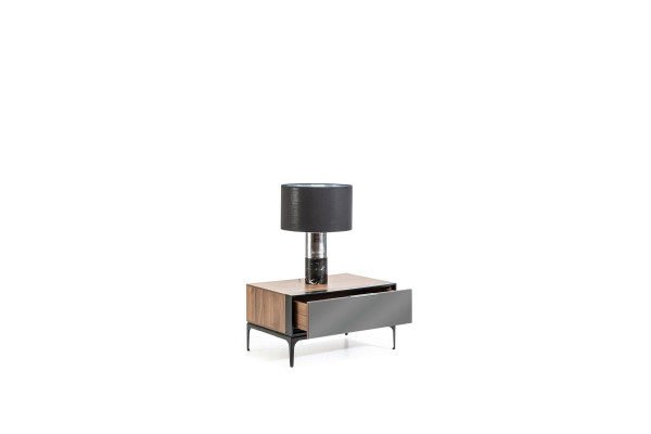 Mesa de cabeceira de luxo com portas de vidro marrons