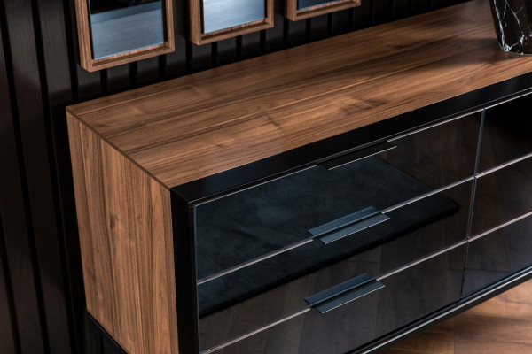 Prática cômoda preta com 139 cm de espaço de armazenamento