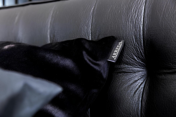 Conjunto de móveis de quarto ideal com cama, mesas de cabeceira e armário em 4 partes.