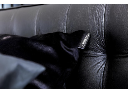 Conjunto de móveis de quarto ideal com cama, mesas de cabeceira e armário em 4 partes.