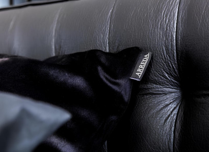 Conjunto de móveis de quarto ideal com cama, mesas de cabeceira e armário em 4 partes.