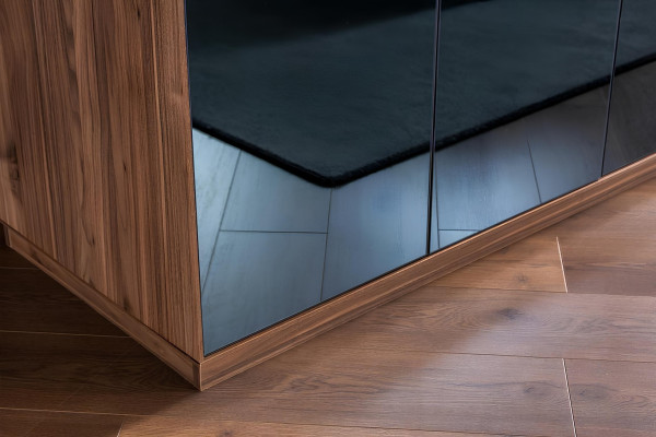 Conjunto de móveis de quarto ideal com cama, mesas de cabeceira e armário em 4 partes.