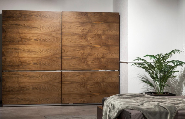 Conjunto de móveis de quarto ideal, composto por um armário, mesas de cabeceira e uma cama em 4 partes