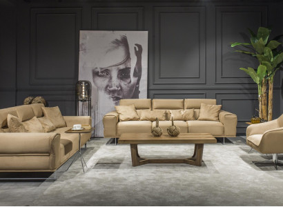 Banco bege para três pessoas com almofadas