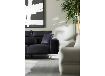 Sofá preto, macio e luxuoso para três pessoas