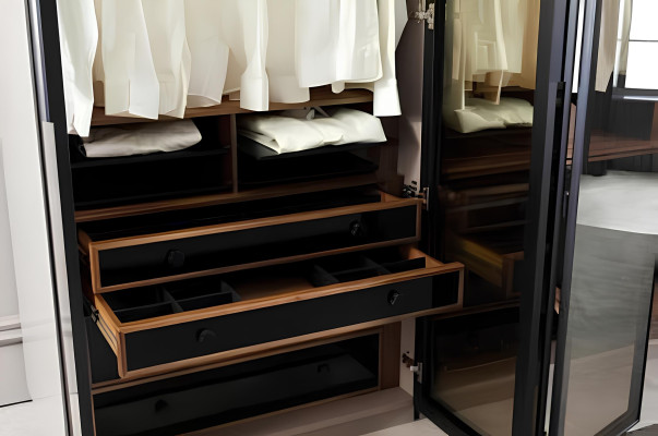 Armário marrom com espaço de armazenamento e portas de vidro