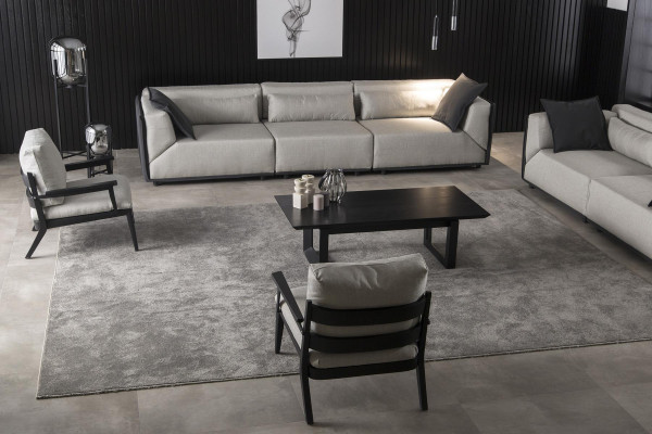 Cadeira de luxo com estrutura preta