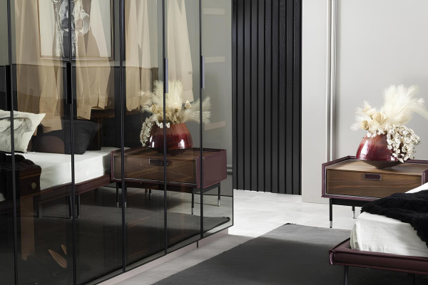 Conjunto de exibição ideal para o quarto, com cama e mesas de cabeceira, 4 peças