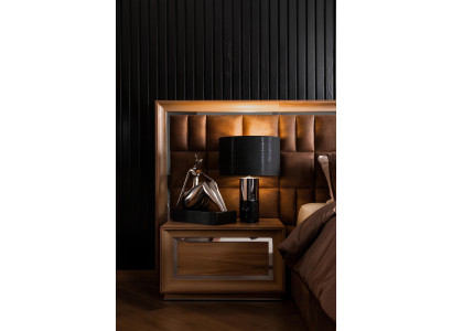 Conjunto de móveis de quarto ideal, composto por um armário, mesas de cabeceira e uma cama em 5 partes.