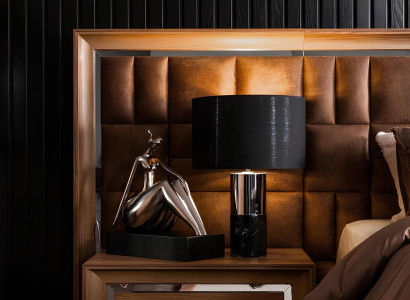 Conjunto de móveis de quarto ideal, composto por um armário, mesas de cabeceira e uma cama em 5 partes.