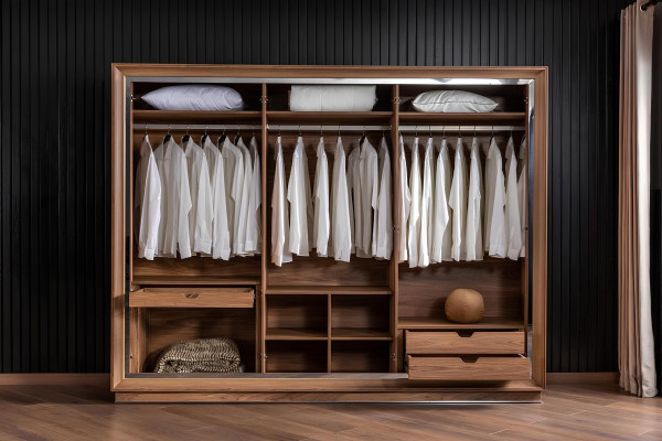 Conjunto de móveis de quarto, incluindo cama, armário e 2 mesas de cabeceira, 4 peças.