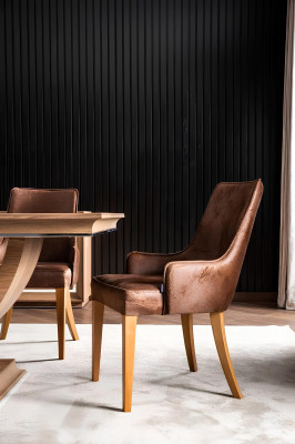 Mesa de jantar de madeira marrom com 4 cadeiras