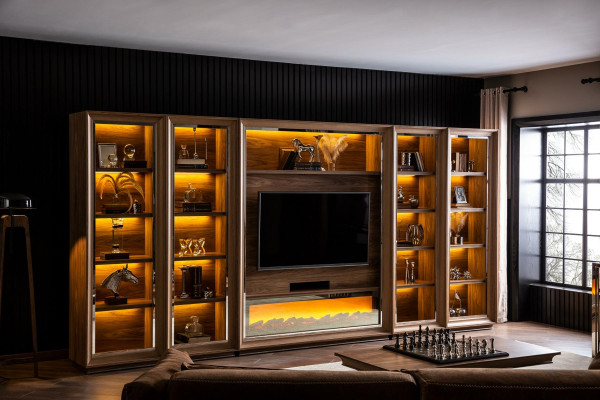 Luxuosa parede de sala de estar com lareira e mesa de centro