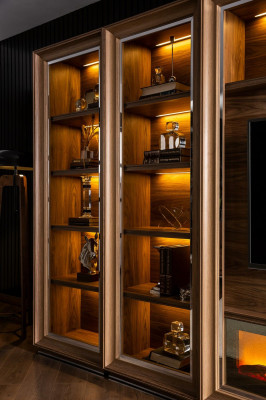 Luxuosa parede de sala de estar com lareira e mesa de centro