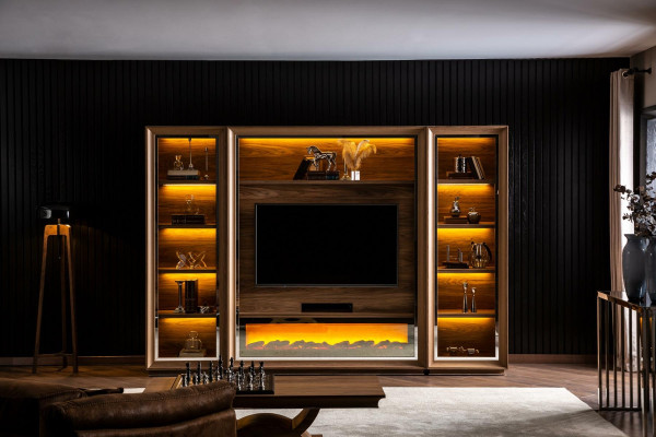 Luxuosa parede de sala de estar com lareira e mesa de centro