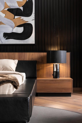 Cama de luxo com mesas de cabeceira móveis