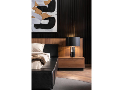 Cama de luxo com mesas de cabeceira móveis