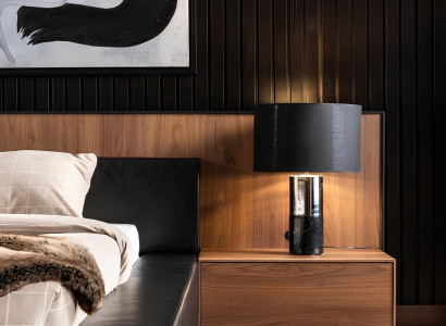 Cama de luxo com mesas de cabeceira móveis