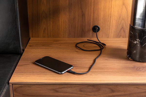 Cama de luxo com mesas de cabeceira móveis