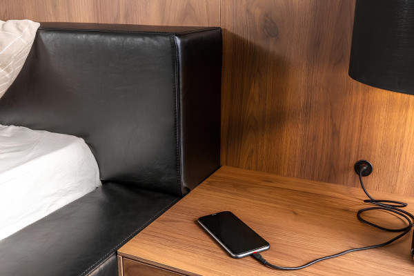 Cama de luxo com mesas de cabeceira móveis