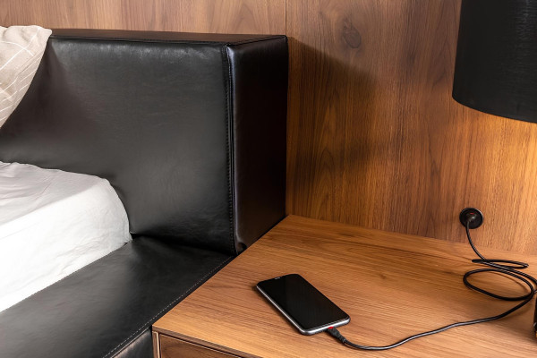 Conjunto de móveis de quarto marrom, incluindo cama, armário e 2 mesas de cabeceira, 4 peças.