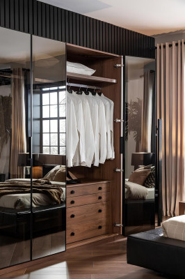 Armário de vidro marrom com portas de vidro