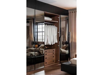 Armário de vidro marrom com portas de vidro