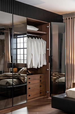 Armário de vidro marrom com portas de vidro