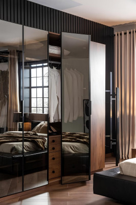 Armário de vidro marrom com portas de vidro