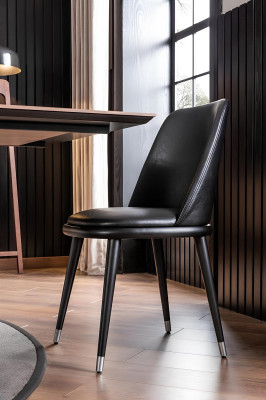 Conjunto de jantar com cadeiras pretas