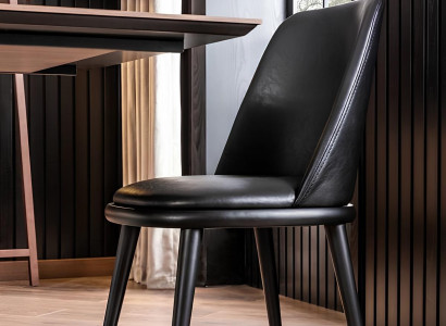 Conjunto de jantar com cadeiras pretas