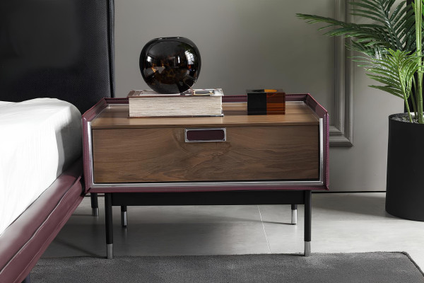 Conjunto de móveis de quarto ideal, incluindo armário, mesas de cabeceira e cama em 4 partes.