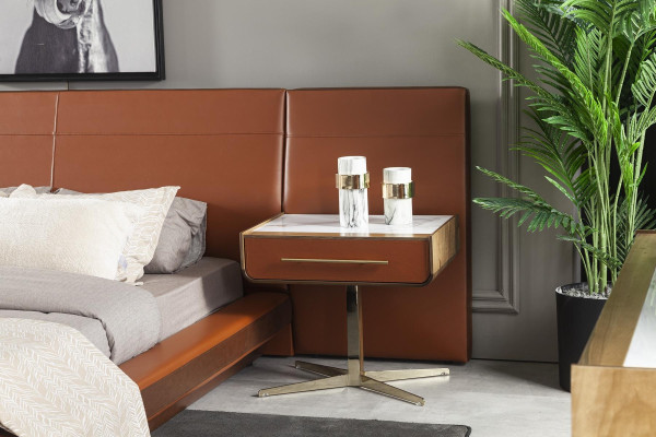 Conjunto de cama laranja em camadas com 2 mesas de cabeceira móveis, 3 peças