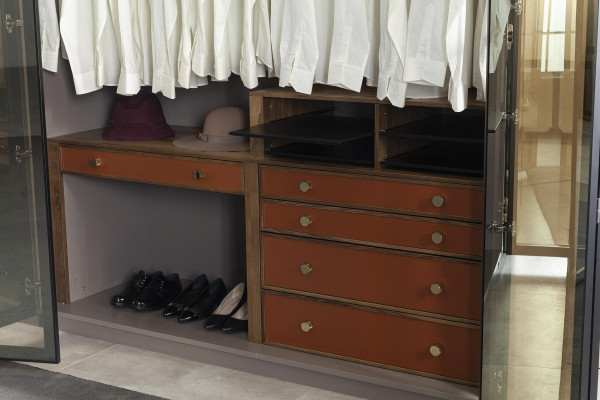 Armário com portas transparentes