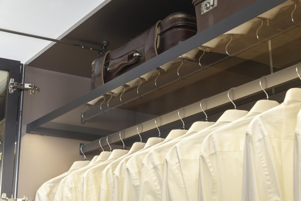 Armário com portas transparentes