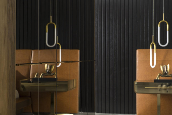 Conjunto de móveis de quarto de luxo com cama, criado-mudo e armários 6 peças.