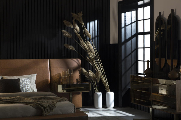 Conjunto de móveis de quarto, composto por cama, mesas de cabeceira e armário, 5 peças.