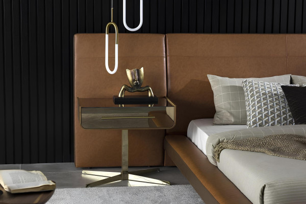 Cama com design e duas mesas de cabeceira de vidro