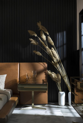 Cama com design e duas mesas de cabeceira de vidro