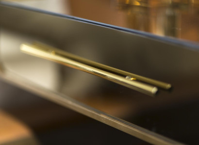 Cômoda moderna com espelho