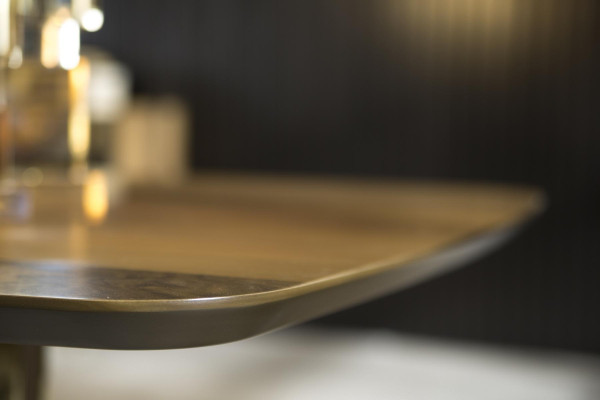 Mesa de jantar luxuosa com pernas de metal