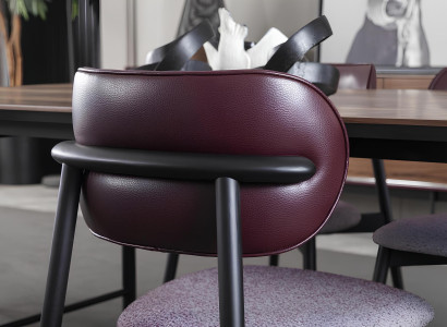 Conjunto de móveis mesa, cadeiras, armário