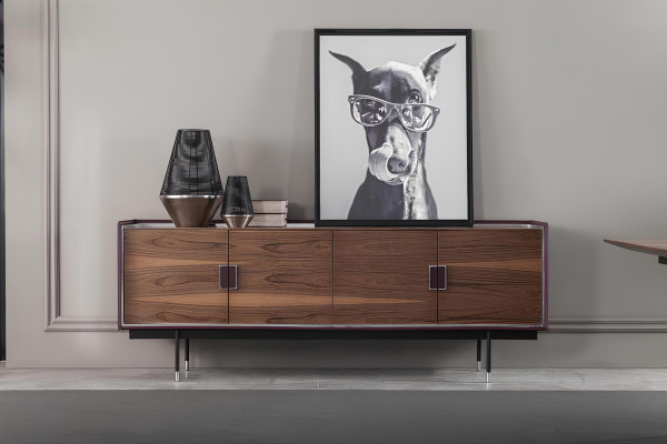 Conjunto de móveis mesa, cadeiras, armário