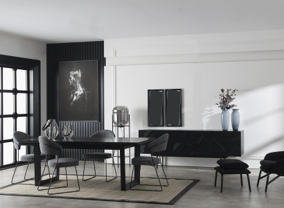 Conjunto de móveis Mustan com armário, cadeiras e mesa