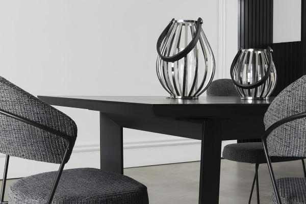 Conjunto de móveis Mustan com armário, cadeiras e mesa