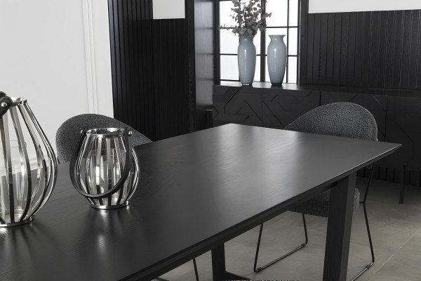 Conjunto de móveis Mustan com armário, cadeiras e mesa